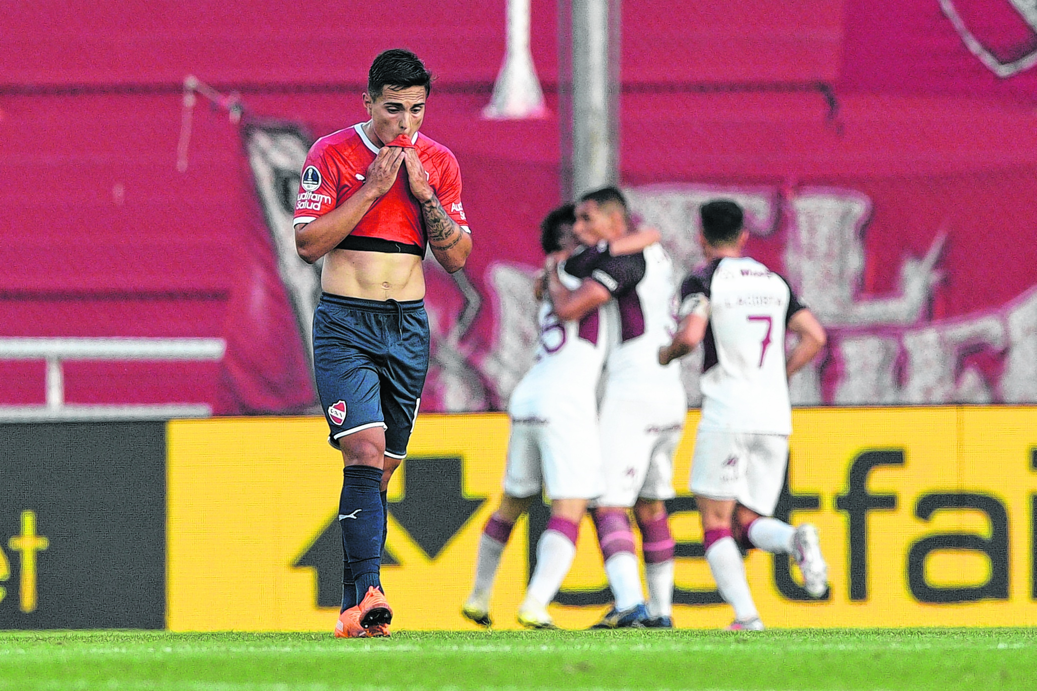 Independiente tuvo un primer tiempo para el olvido y Lanús sacó provecho de cada error rival. (Foto: AP)