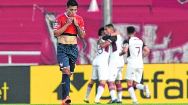 Independiente tuvo un primer tiempo para el olvido y Lanús sacó provecho de cada error rival. (Foto: AP)