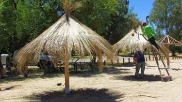 Colocaron sombrillas fijas en el balneario municipal de Huergo. (Foto Néstor Salas)