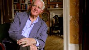 Murió John Le Carré, maestro de las novelas de espías en la Guerra Fría