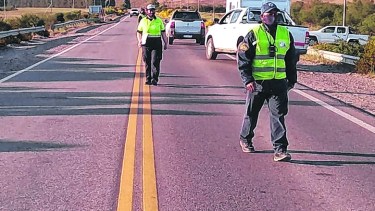 La policía realiza controles permanentes en el ingreso a la localidad.