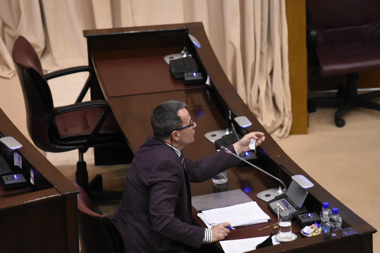 Santiago Terán, exfiscal jefe de Cutral Co, durante el jury que se desarrolló en la Legislatura. (Archivo/Florencia Salto)