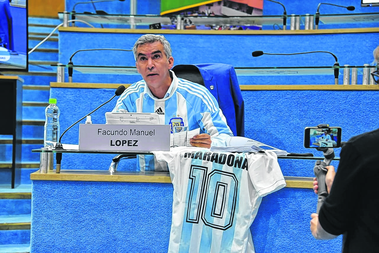 En el inicio de la sesión se realizó un homenaje a Maradona. En la ocasión, el legislador Facundo López vistió una camiseta del 10.  