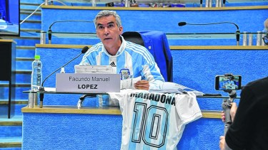 En el inicio de la sesión se realizó un homenaje a Maradona. En la ocasión, el legislador Facundo López vistió una camiseta del 10.  