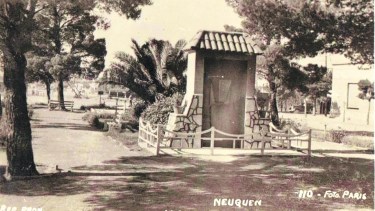 Ladrillos, tejas y piedras de la zona conforman este monumento.Fue levantado en 1948 en avenida Argentina, a pocos metros de las vías del ferrocarril.