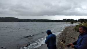 La madre de Andrés espera a orillas del lago Moreno que aparezca su hijo