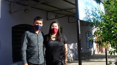 Nicolás y Mariana, en las puertas del Registro Civil de barrio Nuevo. Foto Andrés Maripe
