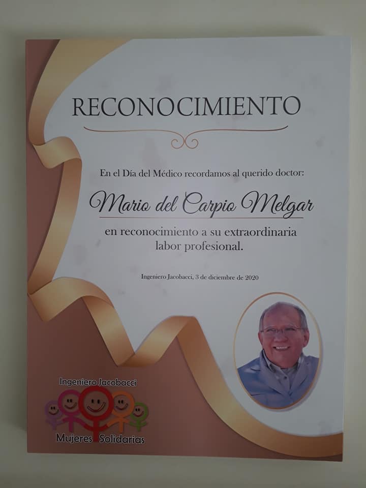 Hubo un reconocimiento especial al Dr. Mario Del Carpio Melgar. Foto: gentileza. 