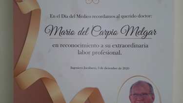 Hubo un reconocimiento especial al Dr. Mario Del Carpio Melgar. Foto: gentileza. 