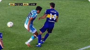 A los 12' del primer tiempo, Melgarejo metió este planchazo sobre Capaldo. Foto: captura de TV. 