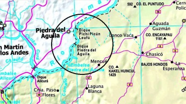 El camino une Mencué con Piedra Del Águila.  