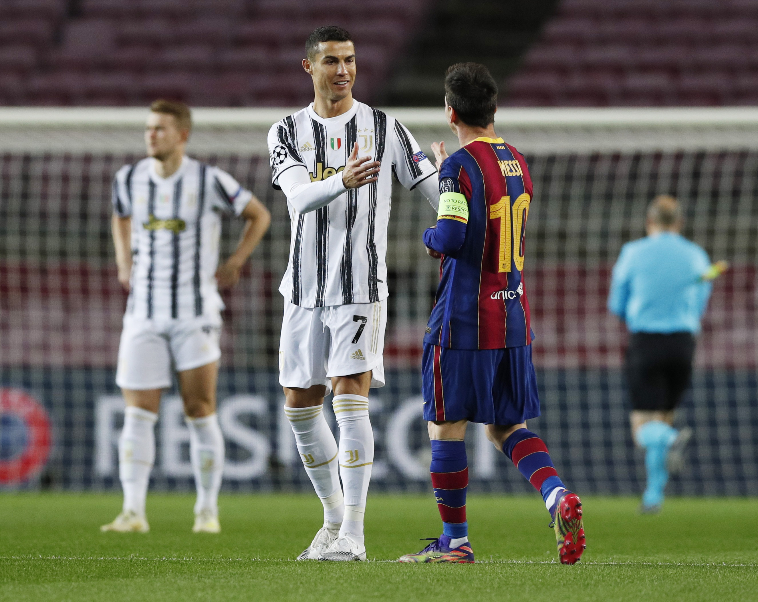 Saludo de grandes entre Cristiano Ronaldo y Lionel Messi. 