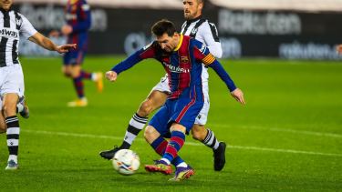 Zurdazo de Messi y a cobrar. Lio hizo el gol para su equipo, que se escapa de la zona baja. 