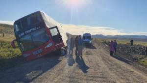 Un micro que iba a Bariloche quedó al borde de volcar en la Ruta 23
