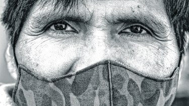 Tras el barbijo, convertido ya en símbolo, la mirada tomó la posta para decir qué sienten y piensan los trabajadores de la pandemia. (Foto Gonzalo Maldonado)
