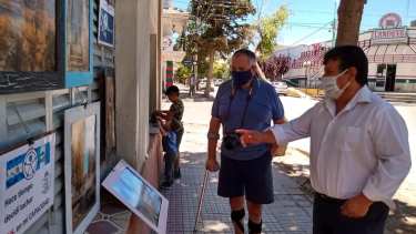 Gustavo Marco hizo una muestra de fotos en la vereda de su casa para visibilizar el día de la discapacidad (Municipalidad de Chos Malal)