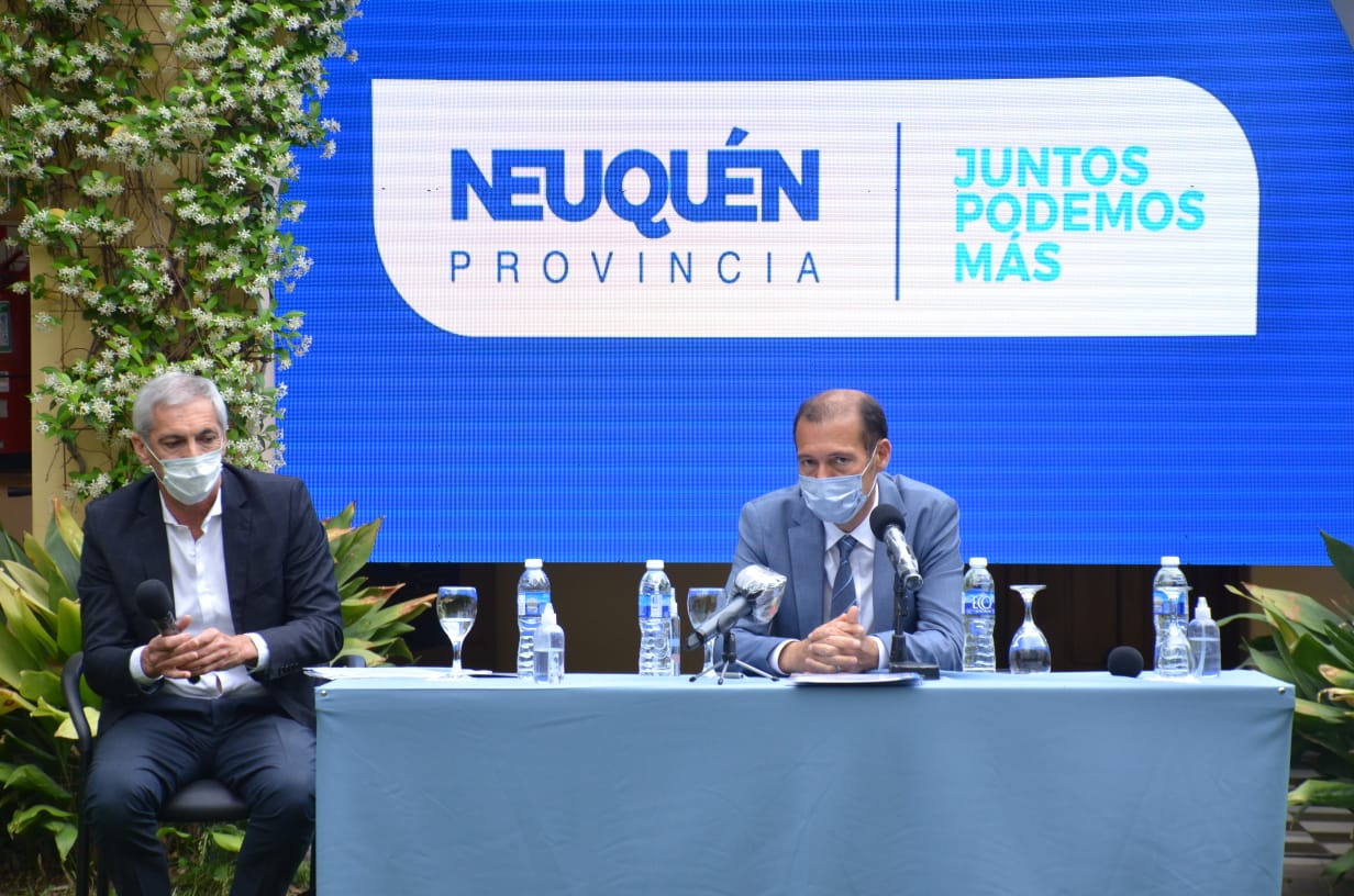 El gobernador Omar Gutiérrez junto al ministro de Economía Guillermo Pons. 