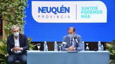 El gobernador Omar Gutiérrez junto al ministro de Economía Guillermo Pons. 