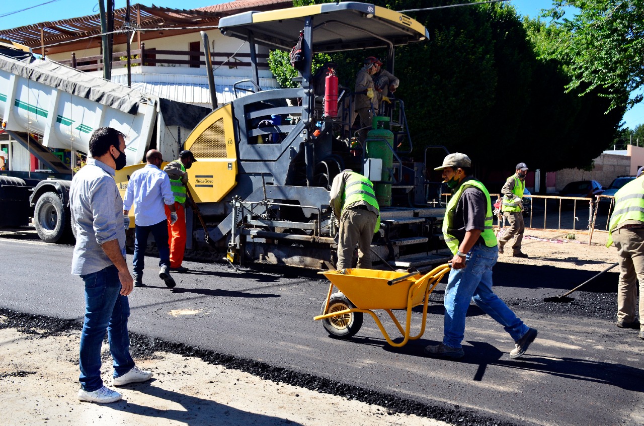 Se está completando el esquema de anillado de calles asfaltadas en Huergo. (Foto Néstor Salas)