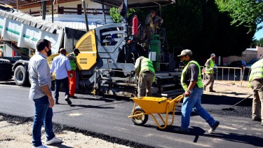 Se está completando el esquema de anillado de calles asfaltadas en Huergo. (Foto Néstor Salas)