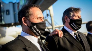 Los barbijos de la tripulación y la inscripción "Operación Moscú". (Foto: Presidencia de la Nación)