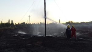 Corte de luz por un incendio de pastizales en el Chañar