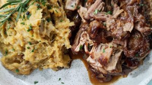 Bondiola a la cerveza negra con puré de manzana y batata