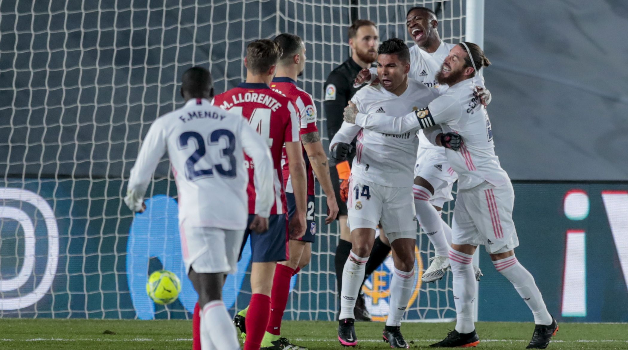 Casemiro festeja el 1 a 0 del Real Madrid ante el Atlético. (Foto: AP)