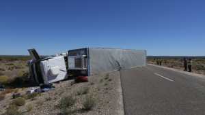 Volcó un camión en la ruta 6, entre Roca y Casa de Piedra
