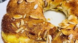 Rosca rellena de crema pastelera