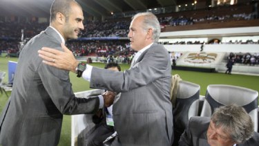 Sabella se saluda con Guardiola en la previa del encuentro disputado en Japón. 