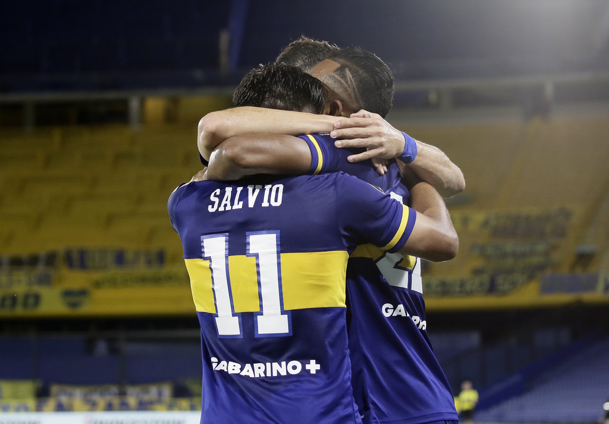 Los jugadores de Boca festejan con Salvio el primer tanto del partido. 