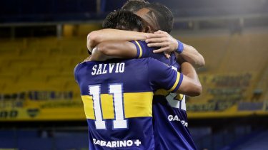 Los jugadores de Boca festejan con Salvio el primer tanto del partido. 