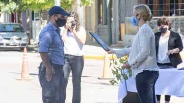 Soria participó esta mañana del acto del Día de la Policía y entregó reconocimientos a los uniformados que se destacaron en su tarea. (foto: gentileza Municipalidad de Roca)