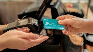 Anuncian que algunos consumos con débito tendrán tope en el monto