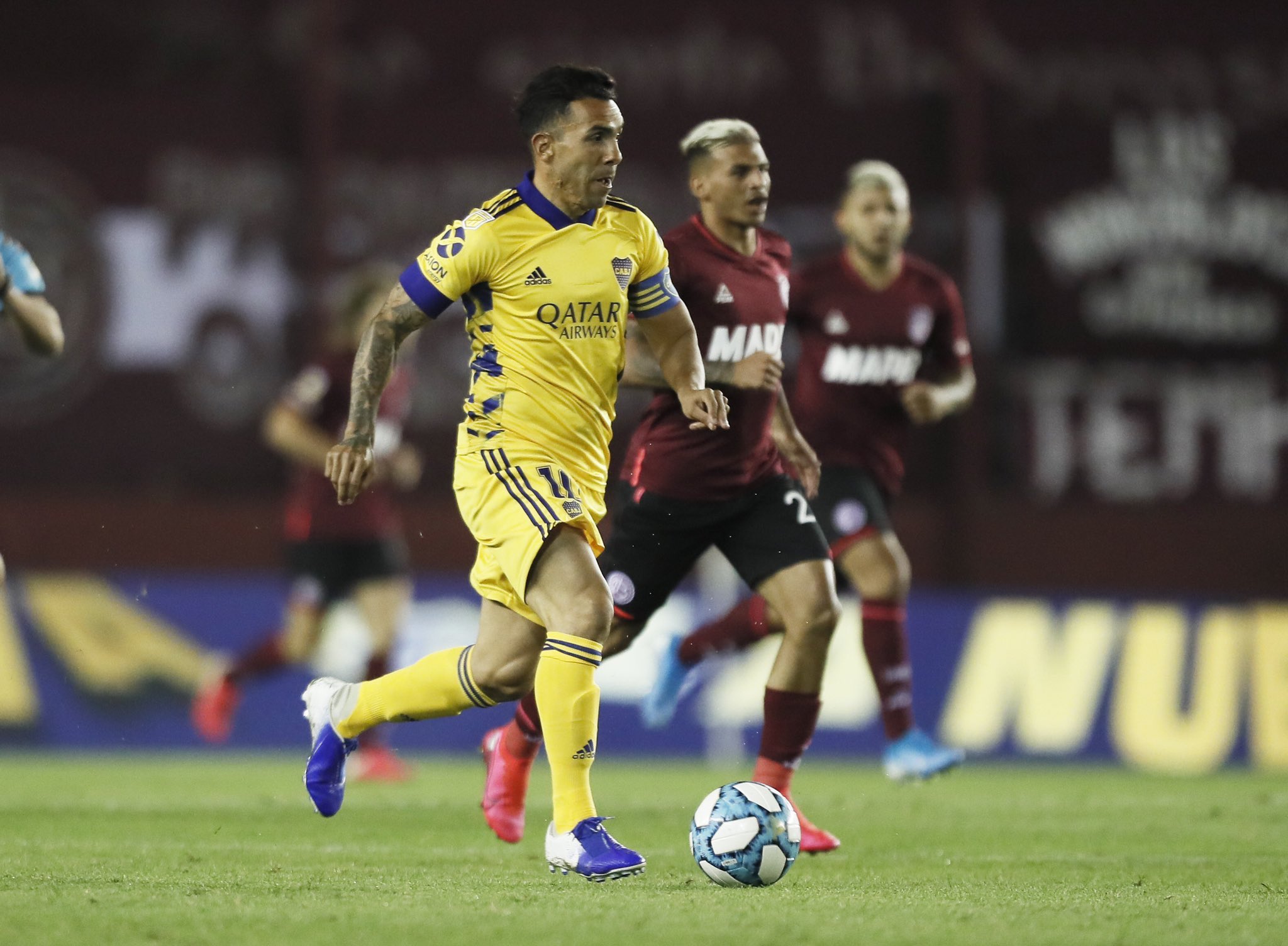 Carlos Tevez, capitán y 10 de Boca, que juega por Libertadores. Lanús se presenta por Sudamericana. 