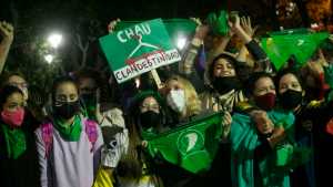 Tras un histórico debate en el Senado, el aborto legal es ley en Argentina