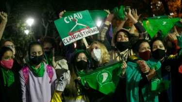 Tras un histórico debate en el Senado, el aborto legal es ley en Argentina