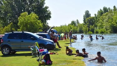 La costa del río desborda de gente en Roca cada finde