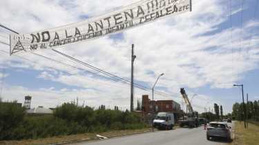 La empresa comenzó esta mañana con la construcción de la antena sobre calle La Plata y Suecia. (foto: Juan Thomes)