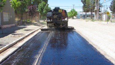 Se realizaron los trabajos de imprimación y se completará la obra de asfalto en Huergo. (Foto Néstor Salas)
