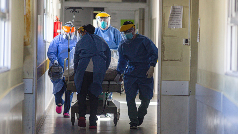 Muchos migrantes en Argentina tuvieron que seguir trabajando durante el aislamiento masivo y quedaron más expuestos a la infección por el coronavirus.Además, el hacinamiento en viviendas ha sido otro factor de riesgo.  Foto: Juan Thomes