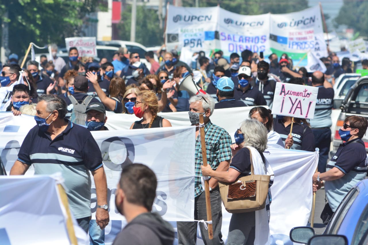 Medio millar de personas movilizó UPCN en Viedma. Foto: Marcelo Ochoa.