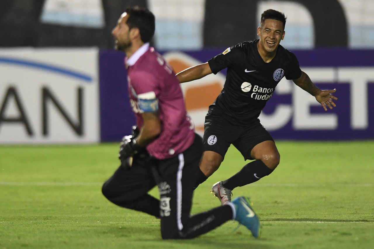 Uvita Fernández festeja el gol clave del partido. Volvió a jugar después de 10 meses y pudo festejar. 