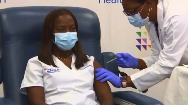 Sandra Lindsay recibió la primera dosis de la vacuna de Pfizer-BioNTech,