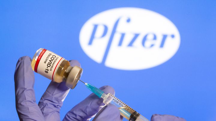 Pfizer estima la posibilidad de aplicación de una tercera dosis de su vacuna anti coronavirus. 