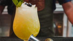 Receta de trago sin alcohol con jugo de pera, miel, arándanos y frutillas