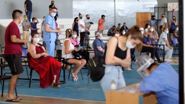 La vacuna Sinopharm no puede aplicarse a mayores de 59 años por ahora. Esto abre la posibilidad que sean dadas 
a fuerzas de seguridad, fuerzas armadas y docentes.