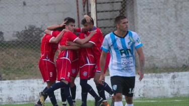 Fue una jornada gris para Sol de Mayo que cayó 4-0 como local en cancha de Deportivo Patagones. Foto: Pablo Leguizamon