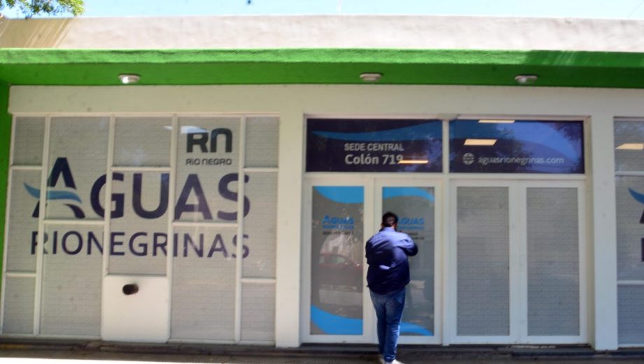 La decisión de interrumpir la captación de agua cruda en algunas localidades del Alto Valle tiene como objetivo resguardar los equipos de tratamiento.